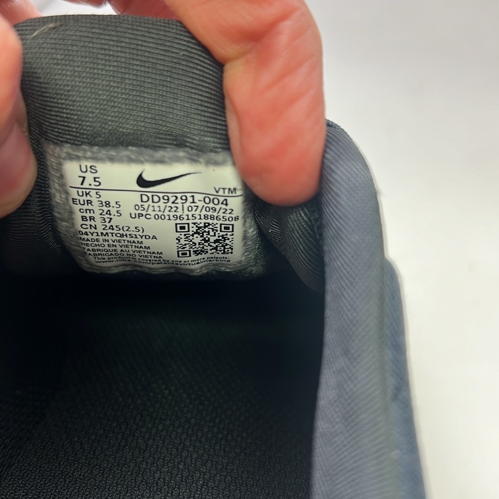 Women’s Nike Quest 5 Sneakers Size 7.5 Dark Smoke Grey/ Metallic Silver NWOB - Picture 8 of 9